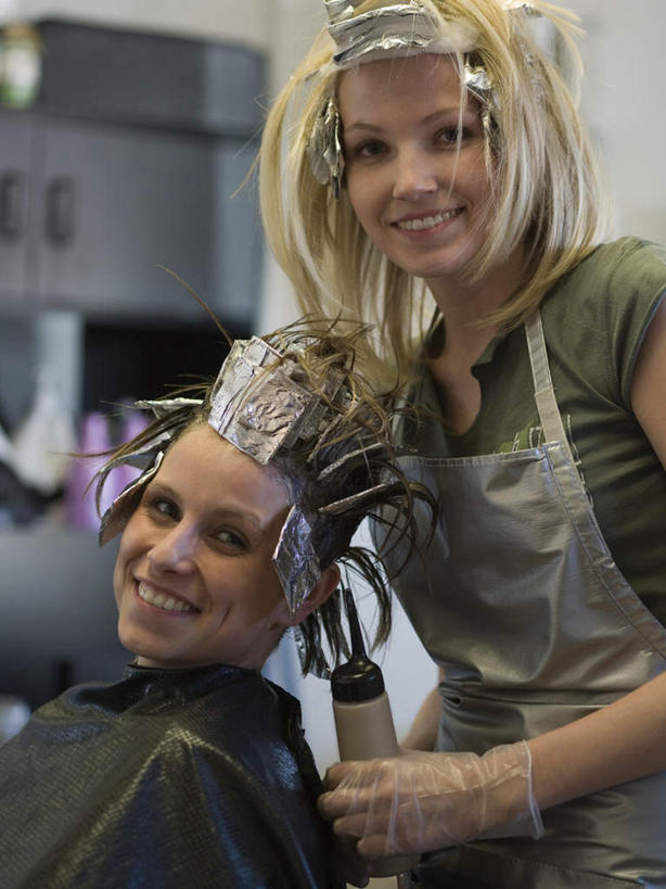 西方人,两个人,理发师,站,坐,笑,微笑,露齿笑,竖图,室内,白天,侧面,欧洲,欧洲人,服装,朦胧,模糊,围兜,注视,休闲装,顾客,衣服,观察,看,站着,休闲,休闲服,服饰,观看,察看,关注,理发围布,主顾,剪发围布,理发围兜,围布,年轻女性,女人,女性,白种人,发型师,理发员,美发师,站立,坐着,半身,彩图