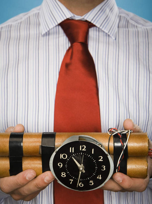 西方人,手,一个人,站,竖图,室内,特写,白天,正面,竞争,高科技,科技,炸药,炸弹,欧洲,欧洲人,双手,仅一个男性,仅一个人,对抗,握,蓝色背景,冲突,军事,科学,标志,数字,文字,字符,领带,指针,拿,拿着,破坏,标识,仅一个年轻男性,站着,手部,武器,战争,握着,工业,摄影,阿拉伯数字,影棚,损坏,攻击,恐怖,威胁,象征,庄重,对立,矛盾,兵器,弹药,身份,防御,仪表盘,军方,军工业,国防,敌对,挫败,斗争,抗拒,抗衡,正式,地位,杀伤,威慑,危险,男人,男性,年轻男性,白种人,甘油炸药,站立,半身,彩图,影棚拍摄,拍摄