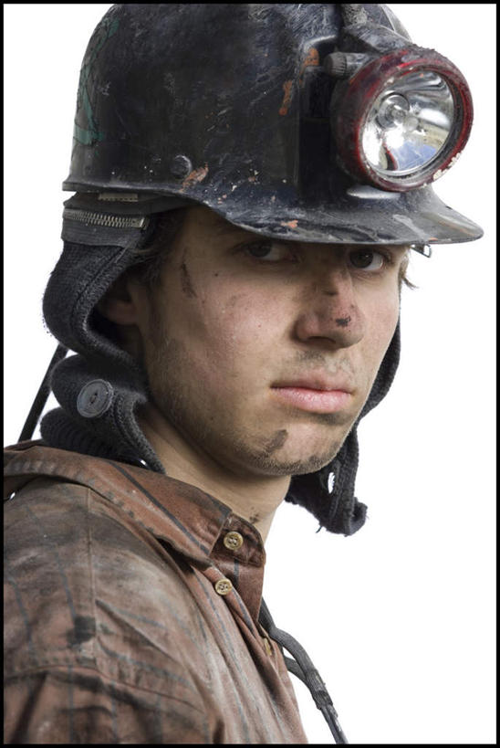 西方人,脸,头,脸颊,一个人,站,竖图,室内,特写,白天,白色背景,侧面,工作服,制服,照明,欧洲,欧洲人,仅一个男性,仅一个人,灯光,扭头,注视,肩膀,灯,仅一个年轻男性,灯具,观察,看,站着,转头,摄影,肮脏,影棚,观看,照亮,察看,照明设备,关注,邋遢,工作制服,龌龊,污秽,安全灯,戴维灯,头戴安全灯,男人,男性,年轻男性,白种人,头部,脸部,脸蛋,面部,站立,半身,彩图,影棚拍摄,工作套服,拍摄