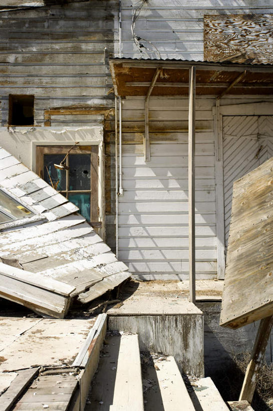 无人,家,竖图,室外,白天,正面,阴影,光线,影子,房屋,屋子,凌乱,破坏,楼房,破损,住宅,阳光,损坏,混乱,威胁,灾难,飓风,台风,暴风,纷乱,缭乱,庞杂,危险,彩图,房子