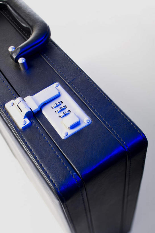 无人,竖图,俯视,室内,特写,白天,白色背景,安全,静物,手提箱,防护,锁,一个,箱子,摄影,影棚,单个,保护,保险,私密,密码箱,保全,周全,安稳,安定,防盗,平安,彩图,高角度拍摄,影棚拍摄,拍摄