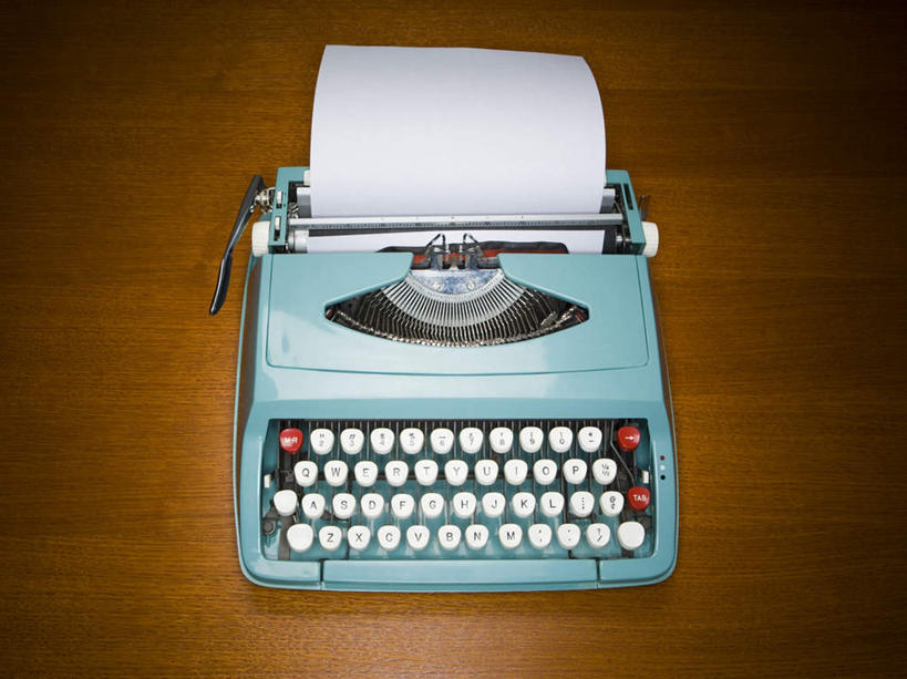 无人,横图,俯视,室内,特写,白天,桌面,桌子,静物,金属制品,金属,木制,材料,档案,文件,纸,办公用品,木制品,手稿,学习用品,资料,文具用品,证明,打字机,文档,彩图,高角度拍摄