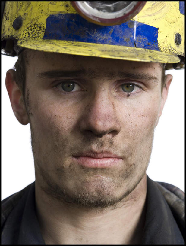 西方人,脸,头,脸颊,一个人,竖图,室内,特写,白天,白色背景,正面,工作服,制服,帽子,照明,欧洲,欧洲人,仅一个男性,仅一个人,头盔,灯光,注视,灯,仅一个年轻男性,安全帽,灯具,观察,看,摄影,肮脏,影棚,观看,照亮,察看,照明设备,关注,邋遢,工作制服,龌龊,污秽,安全灯,戴维灯,头戴安全灯,男人,男性,年轻男性,白种人,头部,脸部,脸蛋,面部,半身,彩图,影棚拍摄,工作套服,拍摄
