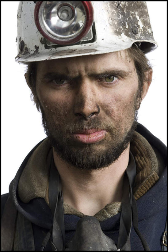 西方人,脸,头,脸颊,脖子,一个人,竖图,室内,特写,白天,白色背景,正面,工作服,制服,帽子,照明,欧洲,欧洲人,仅一个男性,仅一个人,仅一个中年男性,头盔,灯光,注视,灯,安全帽,灯具,观察,看,摄影,肮脏,影棚,观看,照亮,察看,照明设备,关注,邋遢,工作制服,龌龊,污秽,安全灯,戴维灯,头戴安全灯,男人,男性,中年男性,白种人,头部,脖,颈,颈部,脸部,脸蛋,面部,半身,彩图,影棚拍摄,工作套服,拍摄