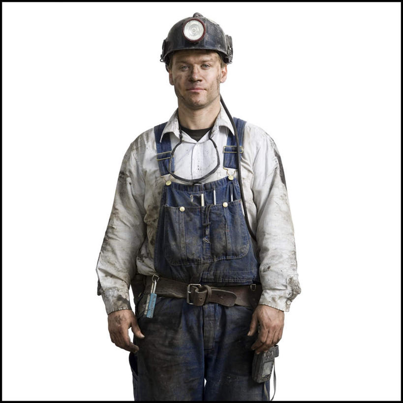 西方人,一个人,站,方图,室内,白天,白色背景,正面,工作服,制服,帽子,照明,欧洲,欧洲人,仅一个男性,仅一个人,头盔,灯光,注视,灯,仅一个年轻男性,安全帽,灯具,观察,看,站着,摄影,肮脏,影棚,观看,照亮,察看,照明设备,关注,邋遢,工作制服,龌龊,污秽,安全灯,戴维灯,头戴安全灯,男人,男性,年轻男性,白种人,站立,半身,彩图,影棚拍摄,工作套服,拍摄