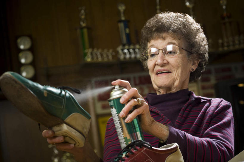 西方人,一个人,站,横图,室内,白天,正面,运动鞋,爱情,鞋子,金属制品,欧洲,欧洲人,仅一个女性,仅一个人,握,飞溅,服装,溅,金属,罐子,眼镜,液体,水滴,浪漫,拿,拿着,注视,休闲装,水珠,装饰品,衣服,戒指,瓶子,饰品,首饰,观察,看,站着,休闲,休闲服,恩爱,握着,服饰,仅一个老年女性,观看,老花镜,信物,察看,权利,关注,喷洒,手饰,远视眼镜,老年女性,女人,女性,白种人,站立,半身,彩图,保龄球鞋