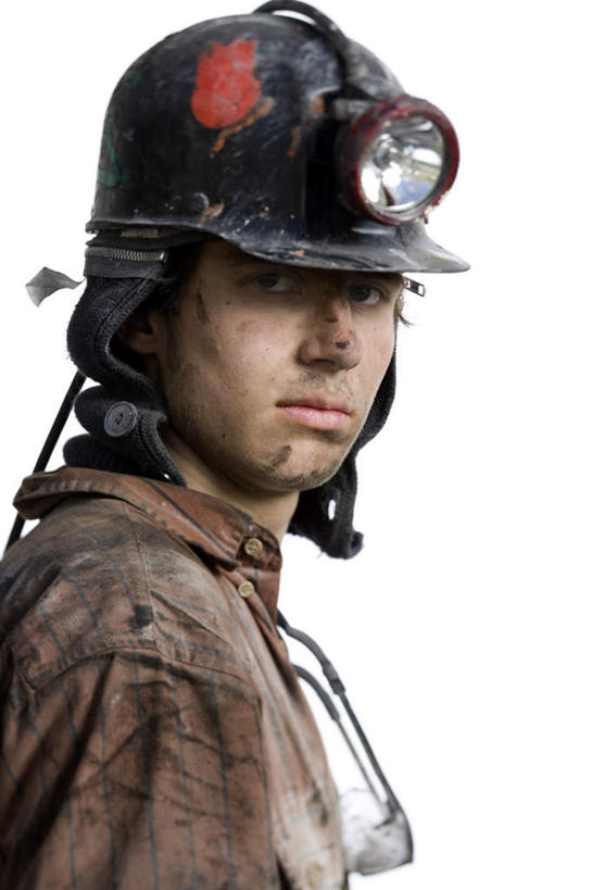 西方人,脸,头,脸颊,一个人,站,竖图,室内,特写,白天,白色背景,侧面,工作服,制服,帽子,照明,欧洲,欧洲人,仅一个男性,仅一个人,头盔,灯光,扭头,注视,灯,仅一个年轻男性,安全帽,灯具,观察,看,站着,转头,摄影,肮脏,影棚,观看,照亮,察看,照明设备,关注,邋遢,工作制服,龌龊,污秽,安全灯,戴维灯,头戴安全灯,男人,男性,年轻男性,白种人,头部,脸部,脸蛋,面部,站立,半身,彩图,影棚拍摄,工作套服,拍摄