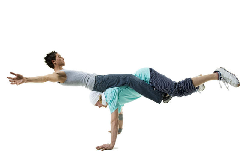 西方人,两个人,伙伴,朋友,躺,伸展双臂,横图,室内,白天,白色背景,侧面,跳舞,友谊,欧洲,欧洲人,撑,阴影,服装,反射,头巾,影子,注视,休闲装,衣服,观察,看,休闲,休闲服,摄影,服饰,影棚,观看,察看,撑着,关注,舞姿,霹雳舞,卧着,友情,男人,男性,年轻男性,白种人,敞开双臂,伸开双臂,躺着,卧,展开双肩,张开手臂,张开双臂,彩图,全身,影棚拍摄,拍摄,舞蹈