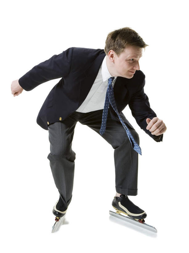 西方人,一个人,商务人士,商务男性,竖图,室内,白天,白色背景,正面,衬衫,滚轴溜冰,欧洲,欧洲人,仅一个男性,仅一个人,仅一个中年男性,弯腰,阴影,套装,服装,反射,影子,旱冰鞋,溜冰鞋,注视,休闲装,衣服,观察,看,休闲,休闲服,轮滑鞋,摄影,服饰,影棚,观看,察看,关注,商务装,滑冰鞋,滑行,工薪阶层,弯身,单排轮滑,溜冰,轮滑,男人,男性,中年男性,白种人,白领,上班族,彩图,全身,影棚拍摄,衬衣,拍摄