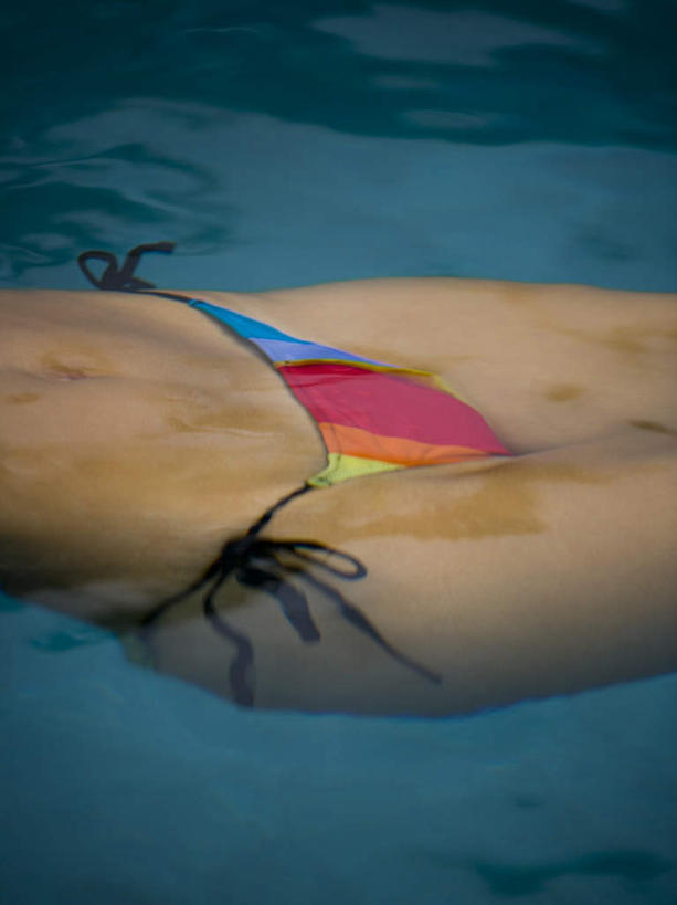 游泳,西方人,一个人,游泳池,竖图,俯视,彩色,室外,特写,白天,水,欧洲,欧洲人,仅一个女性,仅一个人,泳裤,朦胧,模糊,水池,水面,泳池,裸露,仅一个中年女性,裸,泅水,拍浮,女人,女性,中年女性,白种人,半身,彩图,高角度拍摄