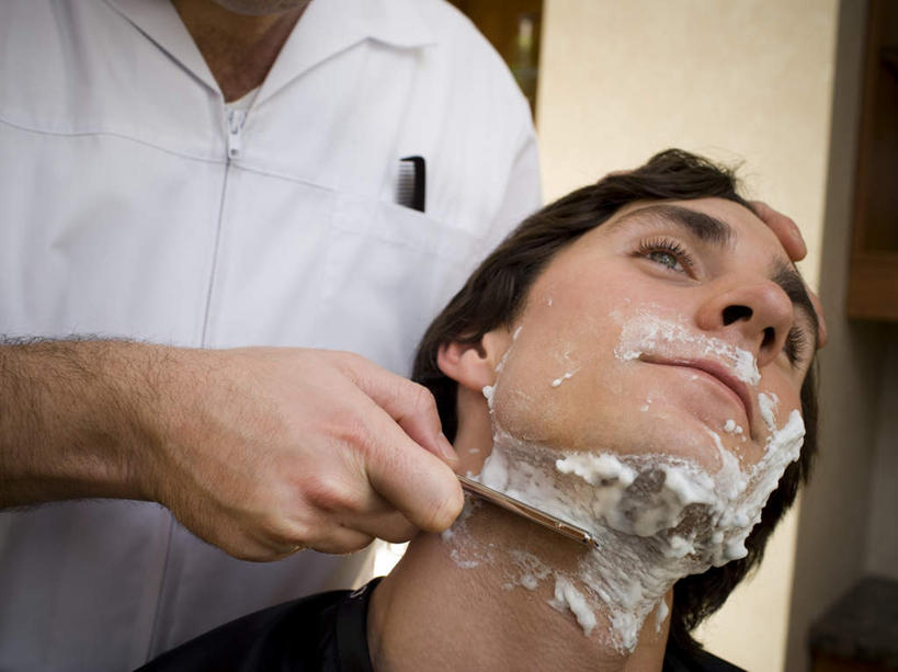 西方人,两个人,理发师,站,坐,横图,室内,白天,正面,工作服,制服,欧洲,欧洲人,握,阴影,服装,反射,剃须刀,影子,拿,拿着,注视,休闲装,衣服,观察,看,清洁,站着,休闲,休闲服,护理,握着,服饰,观看,刮胡刀,剃须膏,察看,关注,剃须,剃须泡沫,剃须啫喱,仪容,工作制服,刮胡泡,刮胡啫喱,剃须沫,剃须泡,仪表,男人,男性,中年男性,白种人,发型师,理发员,美发师,抬头,仰头,站立,坐着,半身,彩图,工作套服