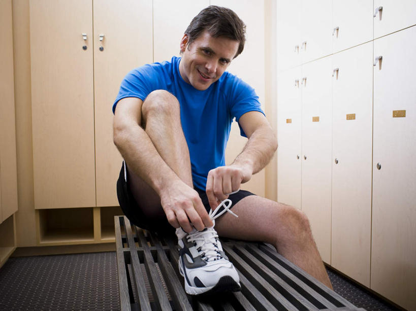 西方人,一个人,坐,笑,微笑,露齿笑,横图,室内,白天,正面,运动服,运动鞋,柜子,鞋子,椅子,欧洲,欧洲人,仅一个男性,仅一个人,仅一个中年男性,握,服装,木椅,注视,衣服,蓝色,衣橱,观察,看,握着,服饰,观看,休闲鞋,察看,衣着,穿着,关注,绑带,更衣橱,衣饰,男人,男性,中年男性,白种人,坐着,半身,彩图,运动装