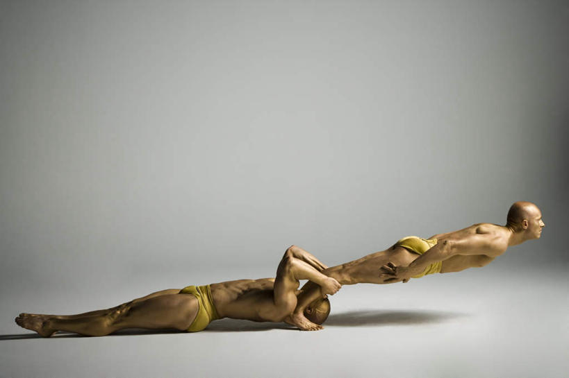 西方人,腿部,脚,脚趾,脚趾甲,腿,两个人,演员,躺,横图,室内,白天,侧面,欧洲,欧洲人,握,阴影,灰色背景,内裤,反射,影子,注视,光脚,裸露,杂技,黄色,观察,看,赤脚,握着,摄影,影棚,观看,察看,关注,裸,卧着,男人,男性,中年男性,白种人,脚指甲,躺着,卧,彩图,全身,影棚拍摄,拍摄,杂伎