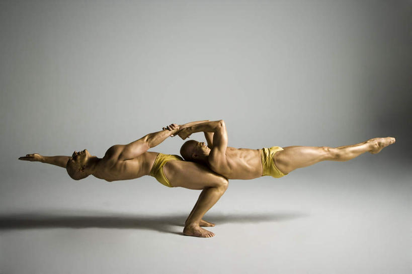 西方人,腿部,脚,脚趾,脚趾甲,腿,两个人,演员,站,握手,横图,室内,白天,侧面,欧洲,欧洲人,阴影,灰色背景,内裤,反射,影子,注视,光脚,裸露,杂技,黄色,观察,看,站着,赤脚,摄影,影棚,观看,察看,关注,裸,男人,男性,中年男性,白种人,脚指甲,搀手,拉手,手拉手,手握手,抬头,仰头,站立,彩图,全身,影棚拍摄,拍摄,杂伎