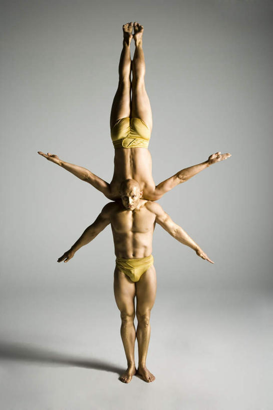 西方人,腿部,脚,脚趾,脚趾甲,腿,两个人,演员,站,伸展双臂,竖图,室内,白天,正面,欧洲,欧洲人,阴影,灰色背景,内裤,反射,影子,光脚,裸露,骑,杂技,黄色,扛,站着,赤脚,摄影,影棚,裸,扛在肩上,骑在肩上,男人,男性,中年男性,白种人,脚指甲,敞开双臂,伸开双臂,展开双肩,站立,张开手臂,张开双臂,彩图,全身,影棚拍摄,拍摄,杂伎