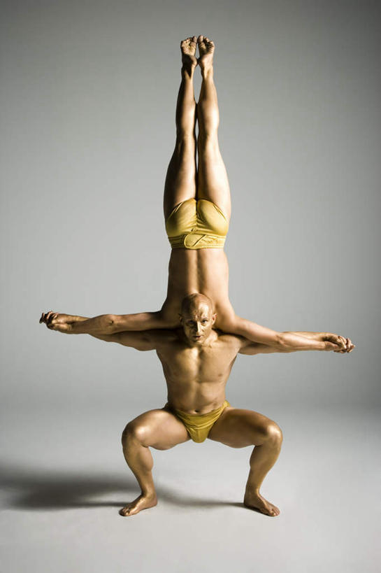 西方人,背部,腿部,脚,脚趾,脚趾甲,腿,两个人,演员,蹲,伸展双臂,竖图,室内,白天,正面,欧洲,欧洲人,倒立,握,阴影,灰色背景,内裤,反射,影子,注视,光脚,裸露,杂技,黄色,观察,看,赤脚,握着,摄影,影棚,观看,察看,关注,裸,男人,男性,中年男性,白种人,脚指甲,敞开双臂,蹲着,伸开双臂,展开双肩,张开手臂,张开双臂,彩图,全身,影棚拍摄,拍摄,杂伎