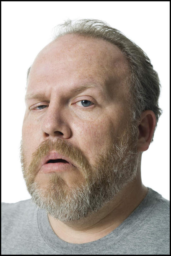 西方人,脸,头,脸颊,头发,一个人,站,竖图,室内,特写,白天,白色背景,正面,欧洲,欧洲人,仅一个男性,仅一个人,仅一个中年男性,服装,注视,休闲装,肩膀,衣服,灰色,观察,看,站着,休闲,休闲服,眨眼睛,摄影,服饰,影棚,观看,察看,眨眼,关注,男人,男性,中年男性,白种人,头部,直发,脸部,脸蛋,面部,站立,半身,彩图,影棚拍摄,拍摄,短发