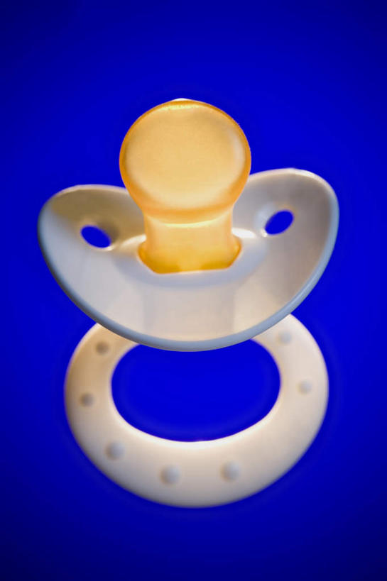 无人,竖图,俯视,室内,特写,白天,静物,蓝色背景,一个,摄影,影棚,单个,奶嘴,婴儿用品,安抚,抚慰,安抚奶嘴,彩图,高角度拍摄,影棚拍摄,拍摄