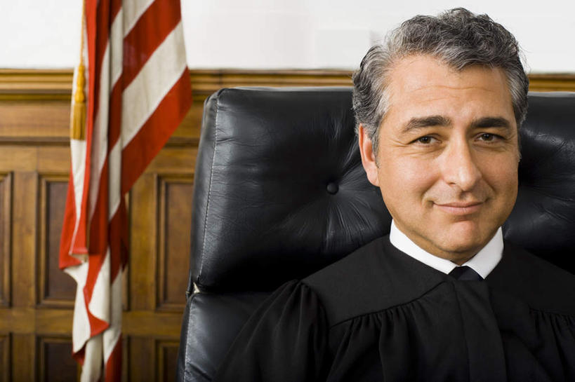 西方人,脸,头,脸颊,头发,一个人,法官,坐,笑,微笑,横图,室内,特写,白天,正面,工作服,制服,柜子,旗帜,椅子,欧洲,欧洲人,仅一个男性,仅一个人,仅一个中年男性,一面,木制,墙,法院,储物柜,注视,旗子,肩膀,墙壁,墙面,黑色,灰色,会议椅,木制品,观察,看,美国国旗,观看,办公椅,察看,法庭,储存,关注,商务椅,培训椅,旌旗,旗号,工作制服,储备,蕴藏,贮备,男人,男性,中年男性,白种人,头部,直发,脸部,脸蛋,面部,坐着,半身,彩图,工作套服,贮存,短发,判事,推事