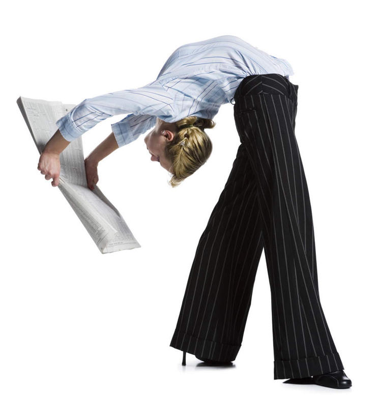 东方人,一个人,商务人士,商务女性,竖图,室内,白天,白色背景,侧面,衬衫,阅读,报纸,亚洲,仅一个年轻女性,仅一个女性,仅一个人,表演,握,学习,套装,服装,裤子,拿,拿着,注视,黄种人,衣服,杂技,白色,黑色,观察,看,浏览,握着,摄影,服饰,影棚,观看,察看,演出,下腰,衣着,穿着,关注,商务装,工薪阶层,衣饰,年轻女性,女人,女性,亚洲人,白领,上班族,彩图,全身,影棚拍摄,衬衣,拍摄