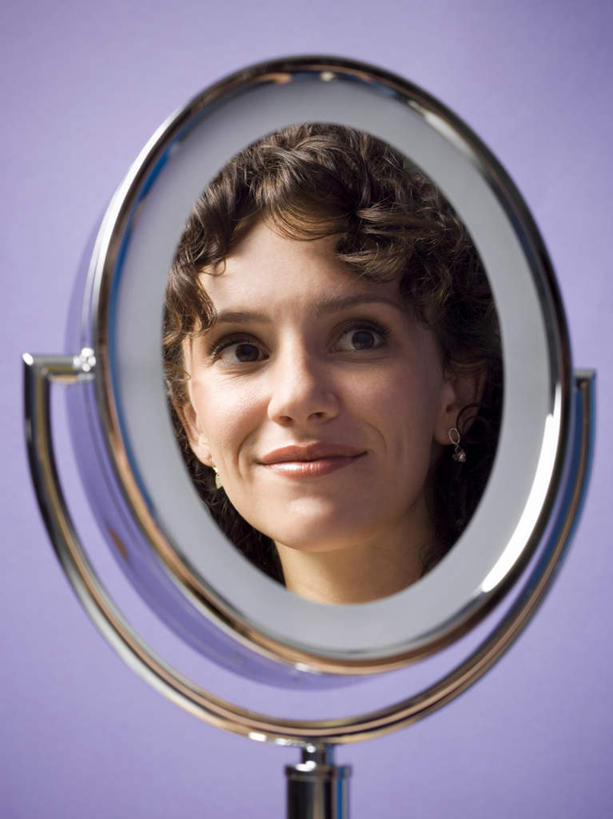 西方人,一个人,竖图,室内,特写,白天,正面,化妆,美容,镜子,欧洲,欧洲人,仅一个女性,仅一个人,紫色背景,反射,注视,观察,看,仅一个中年女性,摄影,影棚,观看,镜像,察看,梳妆镜,镜面,关注,光学,女人,女性,中年女性,白种人,半身,彩图,影棚拍摄,拍摄