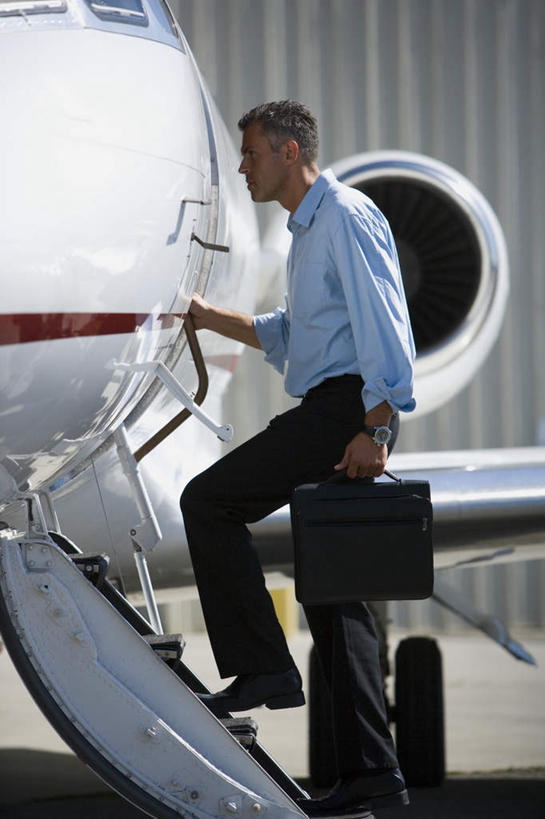 西方人,一个人,商务人士,商务男性,机场,站,竖图,室外,白天,侧面,鞋,衬衫,飞机,飞机场,鞋子,欧洲,欧洲人,仅一个男性,仅一个人,仅一个中年男性,握,套装,服装,包,公文包,皮革,拿,拿着,注视,航空,衣服,交通工具,观察,看,站着,握着,服饰,公事包,观看,直升机,直升飞机,察看,衣着,穿着,关注,载具,商务装,工薪阶层,衣饰,男人,男性,中年男性,白种人,白领,上班族,航空站,空港,站立,彩图,全身,衬衣,皮鞋