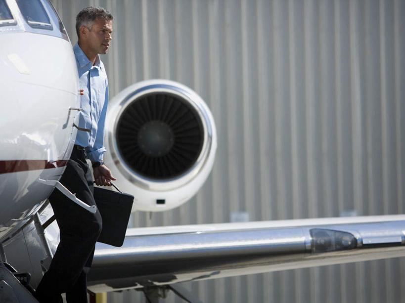 西方人,一个人,商务人士,商务男性,机场,站,横图,室外,白天,侧面,鞋,衬衫,飞机,飞机场,鞋子,欧洲,欧洲人,仅一个男性,仅一个人,仅一个中年男性,握,套装,服装,包,公文包,皮革,拿,拿着,注视,航空,衣服,交通工具,观察,看,站着,握着,服饰,公事包,观看,直升机,直升飞机,察看,衣着,穿着,关注,载具,商务装,工薪阶层,衣饰,男人,男性,中年男性,白种人,白领,上班族,航空站,空港,站立,半身,彩图,衬衣,皮鞋