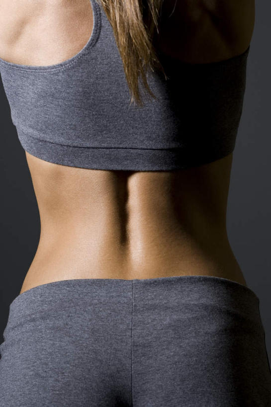 西方人,一个人,竖图,室内,特写,白天,欧洲,欧洲人,仅一个年轻女性,仅一个女性,仅一个人,黑色背景,服装,背心,背面,衣服,灰色,摄影,服饰,影棚,后背,衣着,穿着,衣饰,露脐装,年轻女性,女人,女性,白种人,半身,彩图,影棚拍摄,拍摄