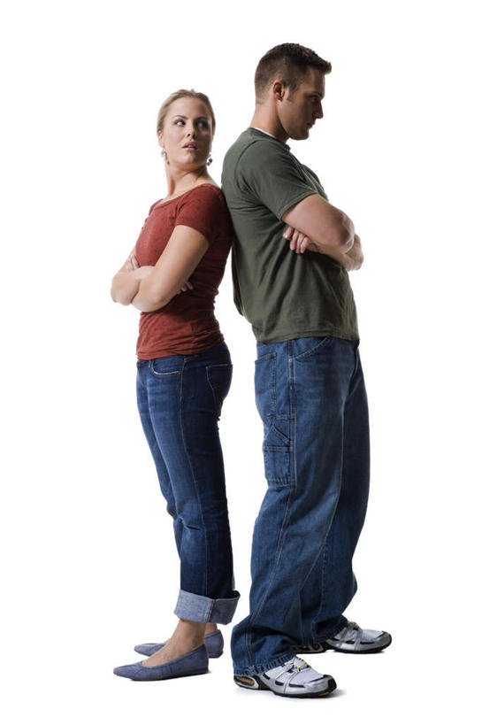 西方人,两个人,站,双手交叉,竖图,室内,白天,白色背景,侧面,爱情,竞争,欧洲,欧洲人,服装,裤子,沮丧,浪漫,扭头,注视,牛仔裤,休闲装,衣服,观察,看,站着,转头,休闲,温暖,温馨,休闲服,恩爱,背对背,恋人,摄影,服饰,影棚,观看,失望,距离,和睦,察看,双手抱胸,伤心,关注,反向,背道而驰,相反,相左,隔阂,男人,男性,年轻男性,年轻女性,女人,女性,白种人,情侣,站立,彩图,全身,影棚拍摄,拍摄,伴侣,融洽