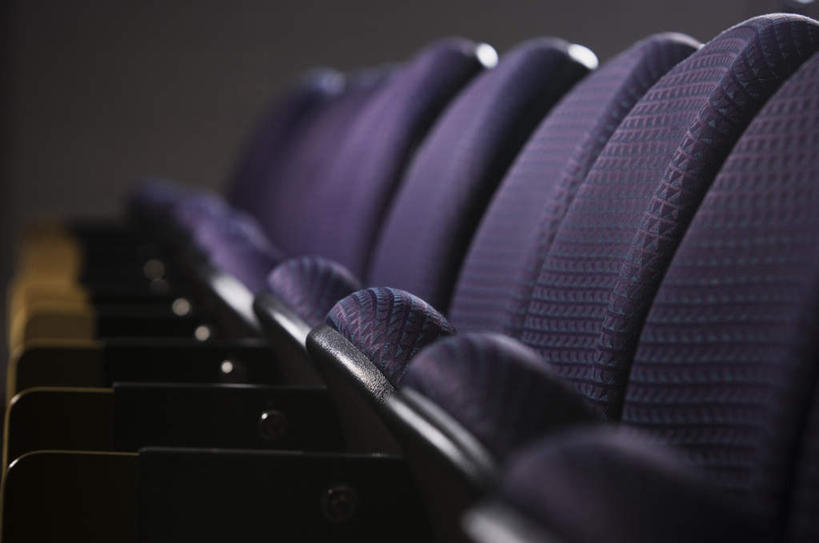 无人,横图,室内,白天,正面,剧院,椅子,一排,许多,阴影,朦胧,模糊,整齐,反射,影子,木椅,墙,很多,墙壁,墙面,排列,紫色,队列,彩图,剧场