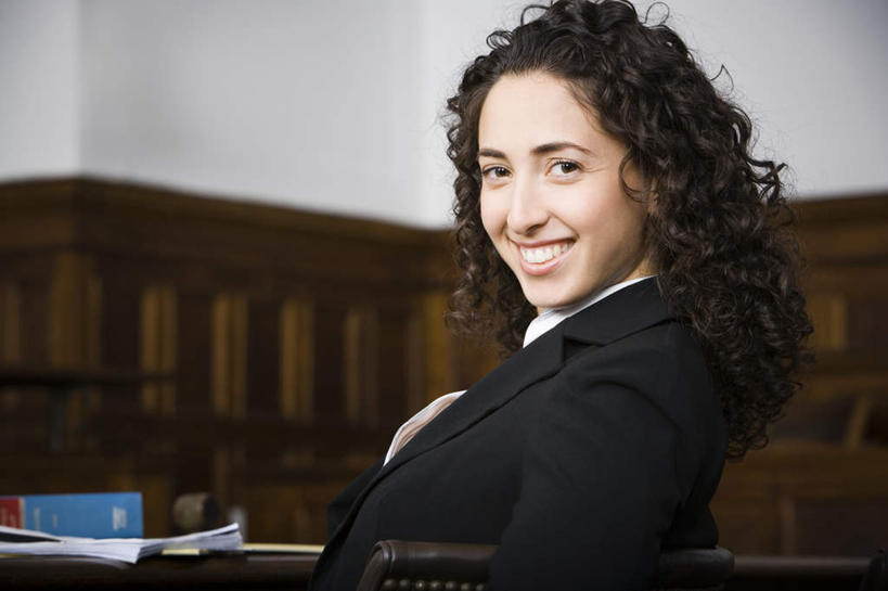 西方人,一个人,律师,坐,笑,微笑,露齿笑,横图,室内,白天,侧面,西装,桌子,欧洲,欧洲人,仅一个年轻女性,仅一个女性,仅一个人,套装,正装,材料,档案,文件,纸,办公桌,墙,扭头,注视,职业装,墙壁,墙面,手稿,资料,观察,看,转头,观看,证明,察看,关注,文档,年轻女性,女人,女性,白种人,法律家,法学家,坐着,半身,彩图