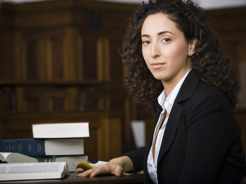 西方人,一个人,律师,坐,笑,微笑,横图,室内,白天,侧面,西装,桌子,书籍,欧洲,欧洲人,仅一个年轻女性,仅一个女性,仅一个人,套装,正装,材料,档案,文件,纸,办公桌,墙,扭头,注视,职业装,墙壁,墙面,手稿,资料,观察,看,转头,观看,证明,察看,关注,文档,年轻女性,女人,女性,白种人,法律家,法学家,书,图书,坐着,半身,彩图