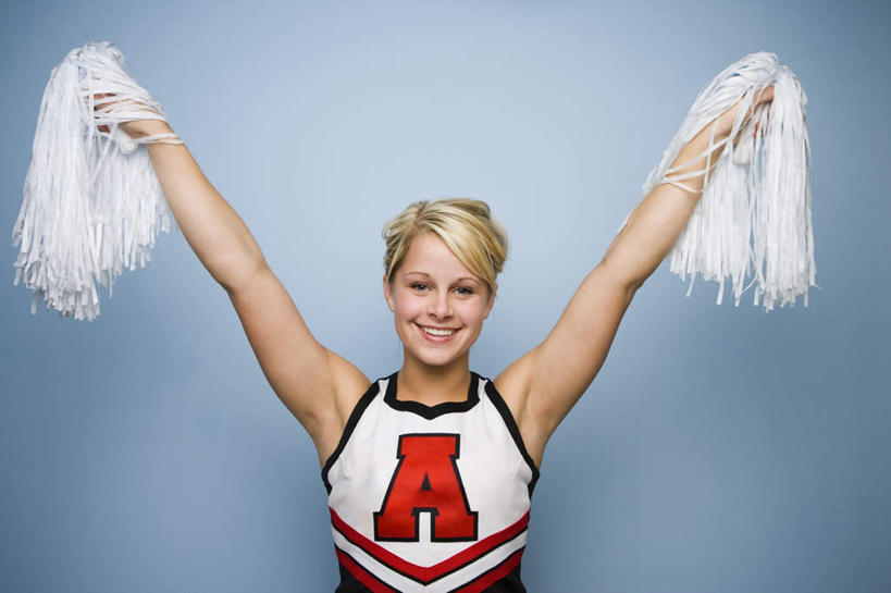 西方人,一个人,站,举,笑,微笑,露齿笑,横图,室内,白天,正面,裙子,欧洲,欧洲人,仅一个年轻女性,仅一个女性,仅一个人,握,蓝色背景,英文,标志,文字,字符,字母,拿,拿着,注视,标识,观察,看,托,站着,握着,短裙,摄影,影棚,观看,半身裙,英文字母,察看,关注,拉拉队,拉拉花,拉拉球,啦啦花,啦啦球,年轻女性,女人,女性,白种人,举起,举手,举着,向上举,向上伸,向上托,站立,半身,彩图,影棚拍摄,拍摄