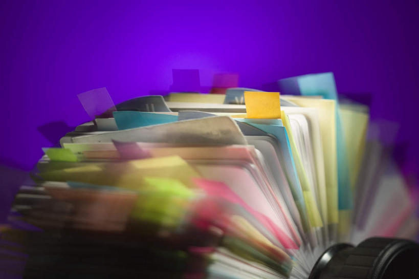 无人,横图,室内,特写,白天,正面,静物,一排,许多,阴影,紫色背景,朦胧,模糊,整齐,并列,并排,反射,材料,档案,文件,影子,纸,很多,排列,一个,手稿,资料,摄影,影棚,单个,证明,队列,文档,平行,菜单叉,传票叉,单插,单据叉,单据插,票叉,票插,票据叉,纸插,彩图,影棚拍摄,拍摄