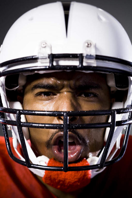 西方人,脸,头,脸颊,一个人,运动员,竖图,室内,特写,白天,正面,运动服,帽子,欧洲,非洲,黑人,欧洲人,仅一个男性,仅一个人,服装,头盔,大喊,注视,肩膀,仅一个年轻男性,衣服,红色,白色,安全帽,观察,看,张嘴,服饰,观看,大叫,察看,衣着,穿着,关注,橄榄球运动员,张大嘴巴,一顶,大呼,衣饰,男人,男性,年轻男性,非洲人,头部,脸部,脸蛋,面部,张开嘴,体育运动员,运动选手,半身,彩图,运动装