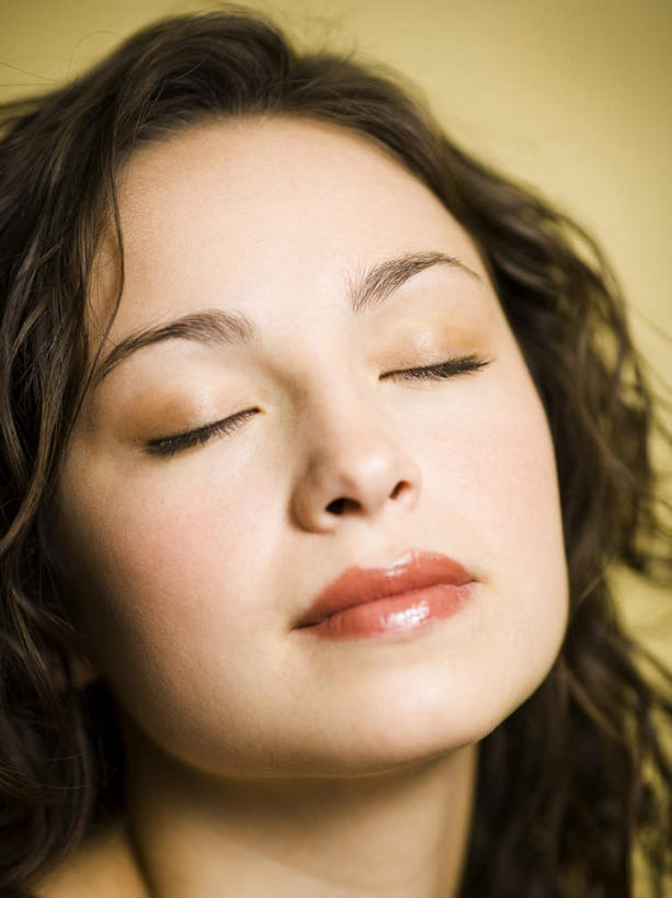 西方人,脸,头,脸颊,头发,一个人,闭眼,笑,微笑,竖图,室内,特写,白天,正面,欧洲,欧洲人,仅一个年轻女性,仅一个女性,仅一个人,黄色背景,服装,休闲装,肩膀,衣服,黑色,休闲,休闲服,摄影,服饰,影棚,黑丝,年轻女性,女人,女性,白种人,头部,长发,卷发,脸部,脸蛋,面部,闭眼睛,闭着眼,闭着眼睛,半身,彩图,影棚拍摄,拍摄