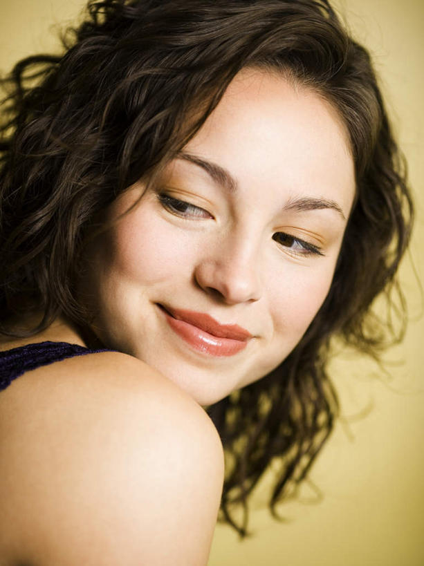 西方人,脸,头,脸颊,头发,一个人,笑,微笑,竖图,室内,特写,白天,侧面,欧洲,欧洲人,仅一个年轻女性,仅一个女性,仅一个人,黄色背景,服装,扭头,注视,休闲装,肩膀,衣服,黑色,观察,看,转头,休闲,休闲服,摄影,服饰,影棚,观看,察看,黑丝,关注,年轻女性,女人,女性,白种人,头部,长发,卷发,脸部,脸蛋,面部,半身,彩图,影棚拍摄,拍摄