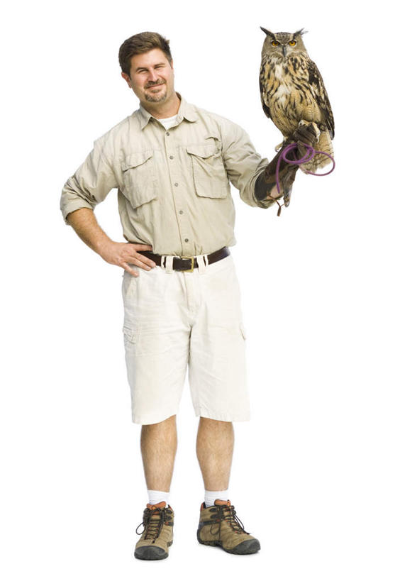 西方人,一个人,站,笑,微笑,竖图,室内,白天,白色背景,正面,工作服,制服,猫头鹰,鸟,野生动物,欧洲,欧洲人,仅一个男性,仅一个人,仅一个中年男性,握,鸟类,注视,手叉腰,一只,动物,叉腰,观察,看,站着,握着,摄影,影棚,观看,察看,关注,凶猛,工作制服,驯兽师,残暴,凶残,男人,男性,中年男性,白种人,鸮,枭,站立,彩图,全身,影棚拍摄,工作套服,拍摄