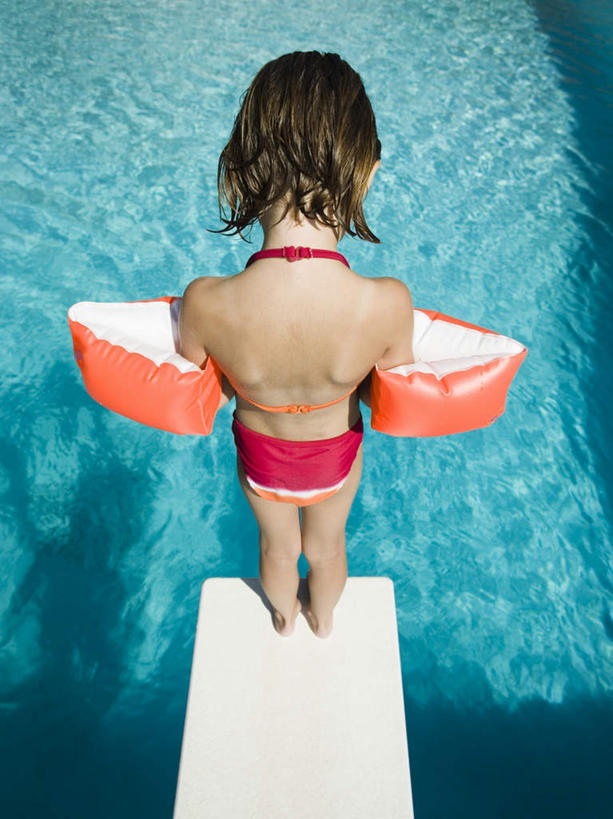 游泳,西方人,儿童,一个人,体育馆,游泳池,站,竖图,俯视,室外,白天,泳装,锻炼,旅游,度假,纯洁,运动,水,欧洲,欧洲人,仅一个女性,仅一个人,救生圈,塑料,水池,水面,娱乐,运动器械,泳池,小孩,塑料制品,游泳圈,低头,站着,仅一个小孩,享受,休闲,健身器械,放松,可爱,童年,童趣,充气,游泳馆,救生,室外运动,跳板,健身器材,户外运动,童真,烂漫,无邪,连体泳衣,泅水,垂头,天真,女孩,女人,女性,白种人,孩子,站立,彩图,高角度拍摄,全身,泳衣,健身,浮圈,手臂浮圈,手臂圈,手臂游泳圈,助跳板,运动器材,女生