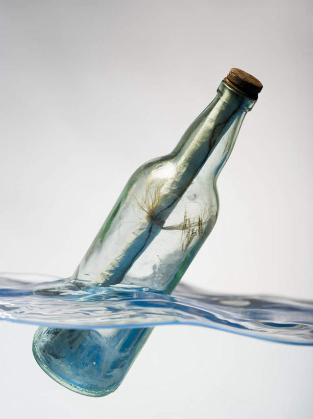 无人,竖图,室内,特写,白天,白色背景,正面,神秘,水,阴影,反射,液体,影子,水滴,记事本,漂流瓶,艺术品,装饰品,一个,本子,笔记本,祈祷,惊喜,许愿,摄影,影棚,期待,单个,祈求,许愿瓶,偶然,彩图,影棚拍摄,拍摄