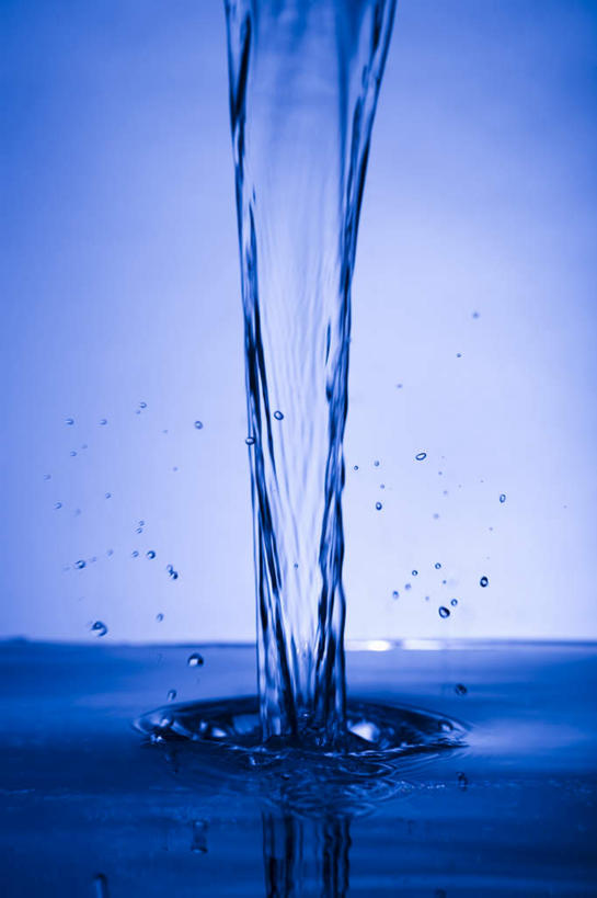 无人,竖图,室内,特写,白天,正面,水,飞溅,蓝色背景,溅,液体,水滴,水珠,摄影,影棚,喷洒,彩图,影棚拍摄,拍摄