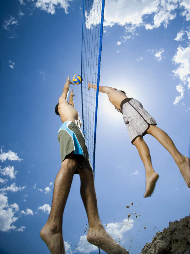 西方人,腿部,脚,脚趾,脚趾甲,腿,两个人,伙伴,朋友,跳,举,竖图,室外,白天,仰视,锻炼,旅游,度假,友谊,运动,排球,太阳,欧洲,欧洲人,阴影,泳裤,光线,影子,云,云朵,球网,排球装备,半空,沙滩排球,云彩,光脚,娱乐,运动器械,裸露,蓝色,白云,蓝天,天空,阳光,天,托,享受,休闲,赤脚,健身器械,放松,晴朗,室外运动,裸,健身器材,户外运动,沙排,羽毛球球网,羽毛球网,友情,排球运动,男人,男性,年轻男性,白种人,脚指甲,晴空,举起,举手,举着,抬头,跳跃,向上举,向上伸,向上托,仰头,半身,彩图,低角度拍摄,健身,运动器材