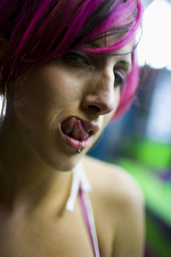 西方人,脸,头,脸颊,头发,一个人,站,竖图,室外,特写,白天,正面,吊带,欧洲,欧洲人,仅一个年轻女性,仅一个女性,仅一个人,服装,朦胧,模糊,扭头,注视,吊带衫,肩膀,衣服,粉色,观察,看,站着,转头,舔,服饰,观看,察看,衣着,穿着,关注,唇钉,衣饰,年轻女性,女人,女性,白种人,头部,脸部,脸蛋,面部,站立,半身,彩图