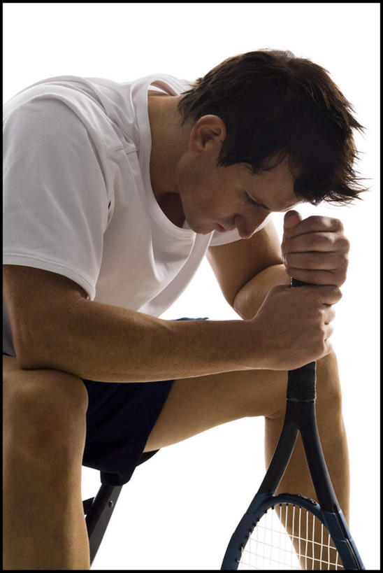 西方人,一个人,坐,闭眼,竖图,室内,白天,白色背景,正面,运动服,失败,网球,椅子,欧洲,欧洲人,仅一个男性,仅一个人,握,阴影,服装,沮丧,反射,网球拍,影子,塑料,球拍,网球装备,拿,拿着,运动器械,仅一个年轻男性,衣服,塑料制品,靠,靠着,难受,健身器械,无奈,握着,摄影,服饰,影棚,张开双腿,失望,悲伤,伤心,难过,衣着,穿着,失落,健身器材,颓废,挫败,受挫,落败,落空,错过,失足,失意,失策,失算,颓丧,衰颓,悲哀,懊丧,颓靡,气馁,丧气,衣饰,展开双腿,败北,挫折,失利,网球运动,男人,男性,年轻男性,白种人,闭眼睛,闭着眼,闭着眼睛,坐着,半身,彩图,影棚拍摄,拍摄,运动器材,伸展双腿,运动装