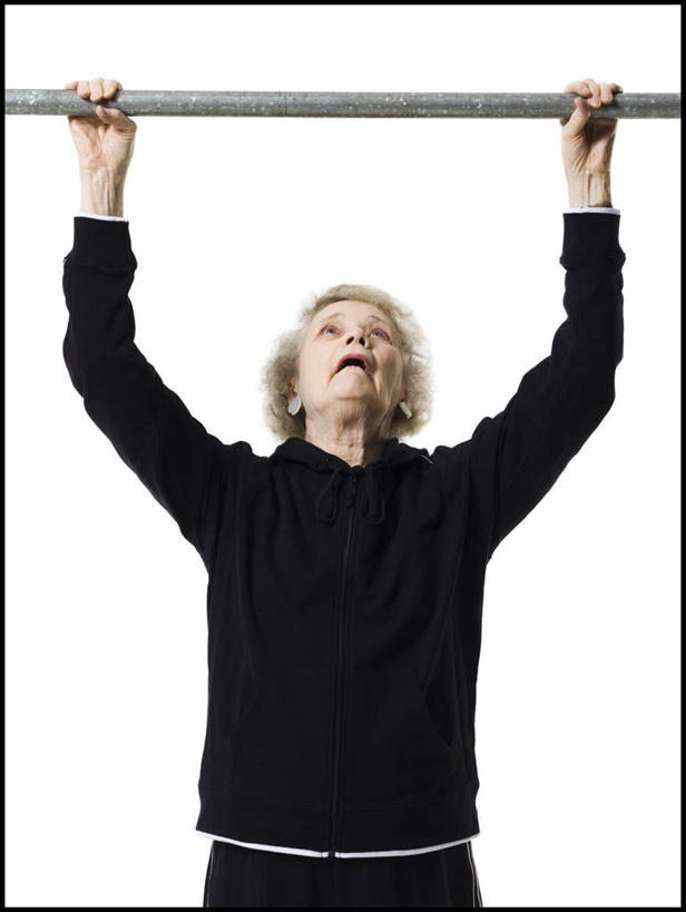 西方人,一个人,引体向上,竖图,室内,白天,白色背景,正面,运动服,单杠,欧洲,欧洲人,仅一个女性,仅一个人,吊挂,握,悬挂,阴影,服装,反射,影子,挂,注视,运动器械,衣服,黑色,观察,看,张嘴,健身器械,握着,摄影,服饰,仅一个老年女性,影棚,观看,察看,衣着,穿着,关注,健身器材,张大嘴巴,衣饰,老年女性,女人,女性,白种人,张开嘴,抬头,仰头,引体上升,半身,彩图,影棚拍摄,拍摄,运动器材,运动装