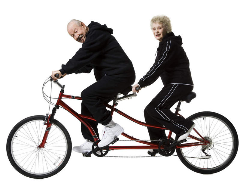 西方人,老年人,两个人,家庭,夫妻,坐,笑,微笑,露齿笑,横图,室内,白天,侧面,运动服,爱情,自行车,欧洲,欧洲人,一辆,握,阴影,服装,反射,影子,浪漫,扭头,注视,车,脚踏车,衣服,黑色,交通工具,观察,看,转头,骑车,温暖,温馨,一家人,恩爱,握着,恋人,摄影,服饰,双人自行车,影棚,观看,和睦,察看,衣着,穿着,关注,载具,衣饰,老年男性,老年女性,男人,男性,女人,女性,白种人,夫妇,情侣,坐着,彩图,全身,影棚拍摄,拍摄,伴侣,融洽,运动装