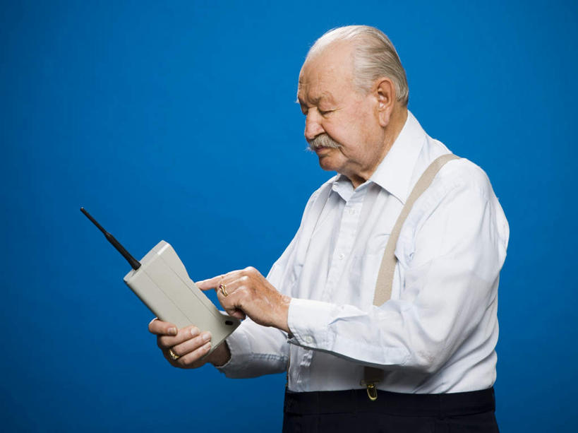 西方人,胡须,一个人,站,打电话,横图,室内,白天,侧面,电话,欧洲,欧洲人,仅一个男性,仅一个人,敲打,握,阴影,蓝色背景,服装,反射,影子,拿,拿着,注视,休闲装,输入,通讯设备,衣服,打字,观察,看,站着,仅一个老年男性,休闲,休闲服,握着,摄影,服饰,影棚,观看,点击,大哥大,敲击,察看,关注,交流,按键,老年男性,男人,男性,白种人,胡子,小胡子,手提电话,沟通,通话,站立,半身,彩图,影棚拍摄,拍摄