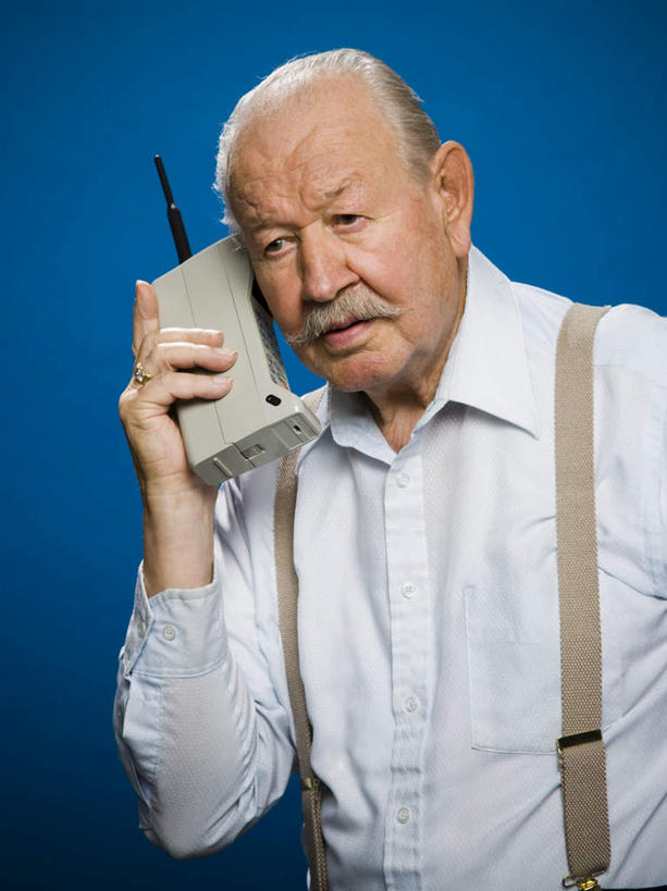 西方人,胡须,一个人,站,打电话,竖图,室内,白天,正面,电话,欧洲,欧洲人,仅一个男性,仅一个人,握,阴影,蓝色背景,服装,反射,影子,拿,听,拿着,注视,休闲装,通讯设备,衣服,观察,看,站着,仅一个老年男性,休闲,休闲服,握着,摄影,服饰,影棚,观看,大哥大,察看,关注,交流,老年男性,男人,男性,白种人,胡子,小胡子,手提电话,沟通,通话,站立,半身,彩图,影棚拍摄,拍摄