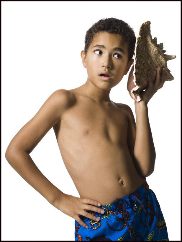 西方人,儿童,一个人,站,竖图,室内,白天,白色背景,正面,纯洁,贝壳,欧洲,非洲,黑人,欧洲人,仅一个男性,仅一个人,握,阴影,泳裤,反射,影子,拿,拿着,注视,手叉腰,裸露,小孩,蓝色,叉腰,观察,看,站着,仅一个小孩,可爱,童年,童趣,握着,摄影,影棚,观看,察看,关注,裸,童真,烂漫,无邪,天真,男孩,男人,男性,非洲人,孩子,贝类外壳,海螺壳,软体动物外壳,站立,半身,彩图,影棚拍摄,拍摄,男生