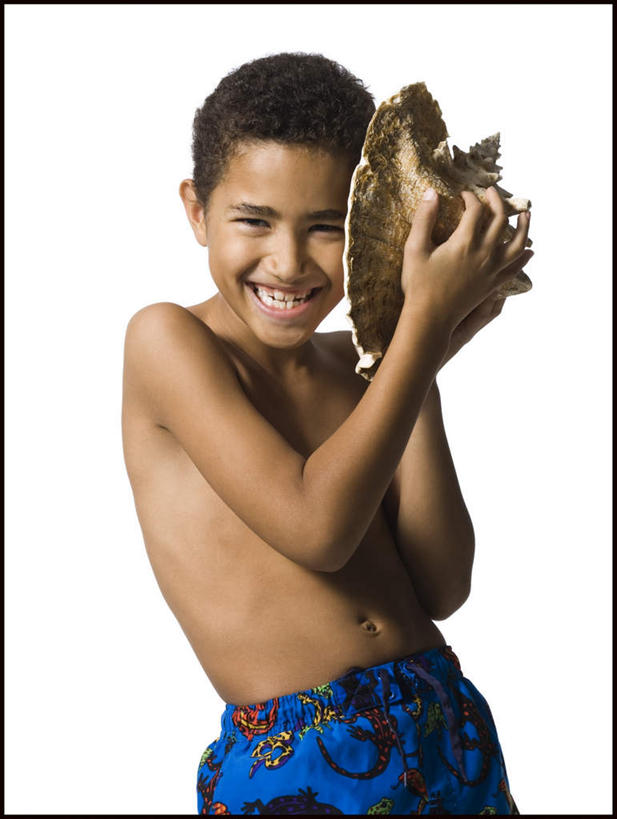 西方人,儿童,一个人,站,笑,微笑,露齿笑,竖图,室内,白天,白色背景,正面,纯洁,贝壳,欧洲,非洲,黑人,欧洲人,仅一个男性,仅一个人,握,阴影,泳裤,反射,影子,拿,拿着,注视,裸露,小孩,蓝色,观察,看,站着,仅一个小孩,可爱,童年,童趣,握着,摄影,影棚,观看,察看,关注,裸,童真,烂漫,无邪,天真,男孩,男人,男性,非洲人,孩子,贝类外壳,海螺壳,软体动物外壳,站立,半身,彩图,影棚拍摄,拍摄,男生